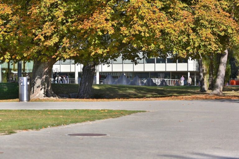 Skulptur vor F herbst