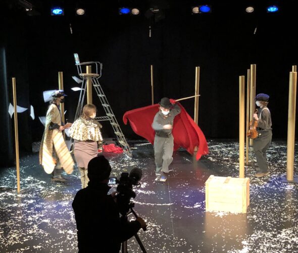 Rebellinnen proben Theater mit Kamera